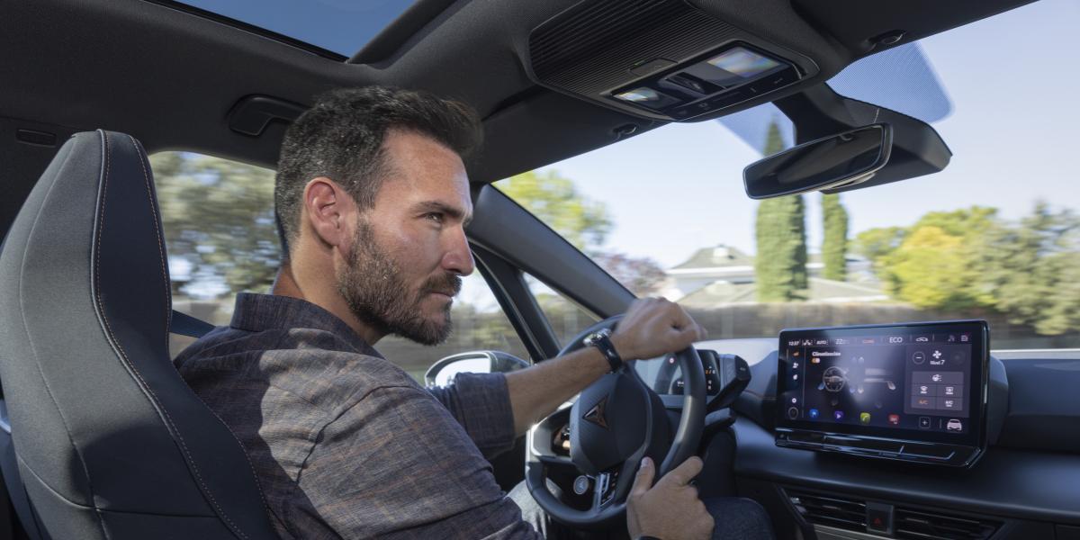 Saúl Craviotto, al volante del primer eléctrico de Cupra, el Born con e-Boost