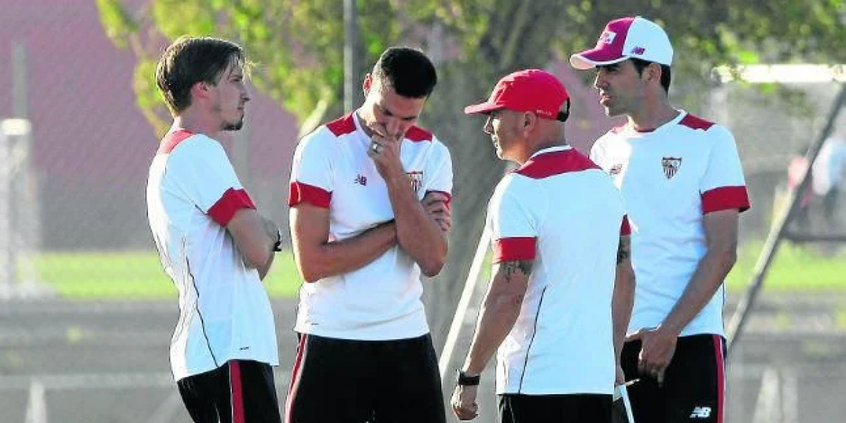 Scaloni inició su carrera como técnico en el Sevilla de Sampaoli
