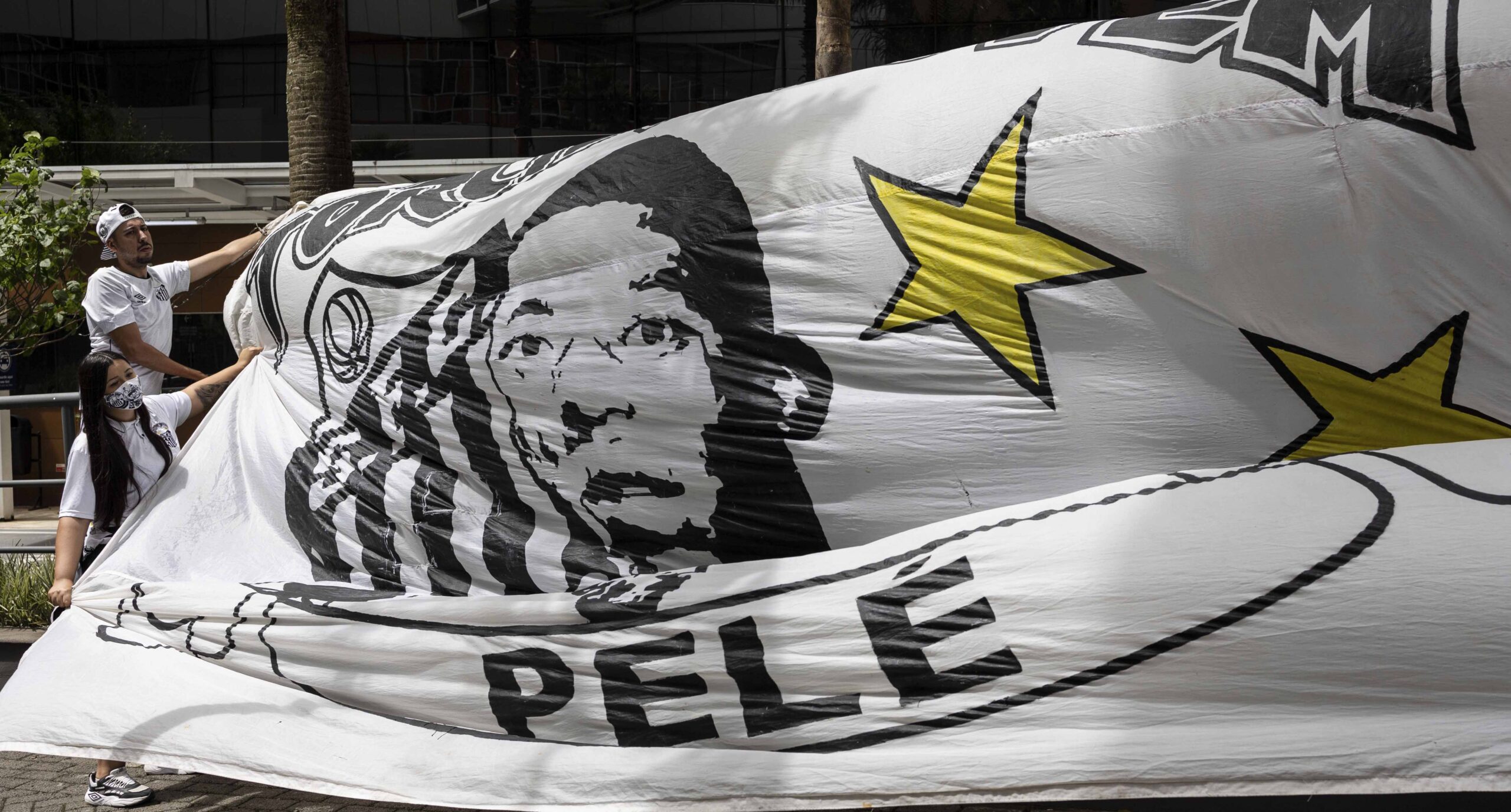 Seguidores brasileños hacen una vigilia a Pelé frente al hospital