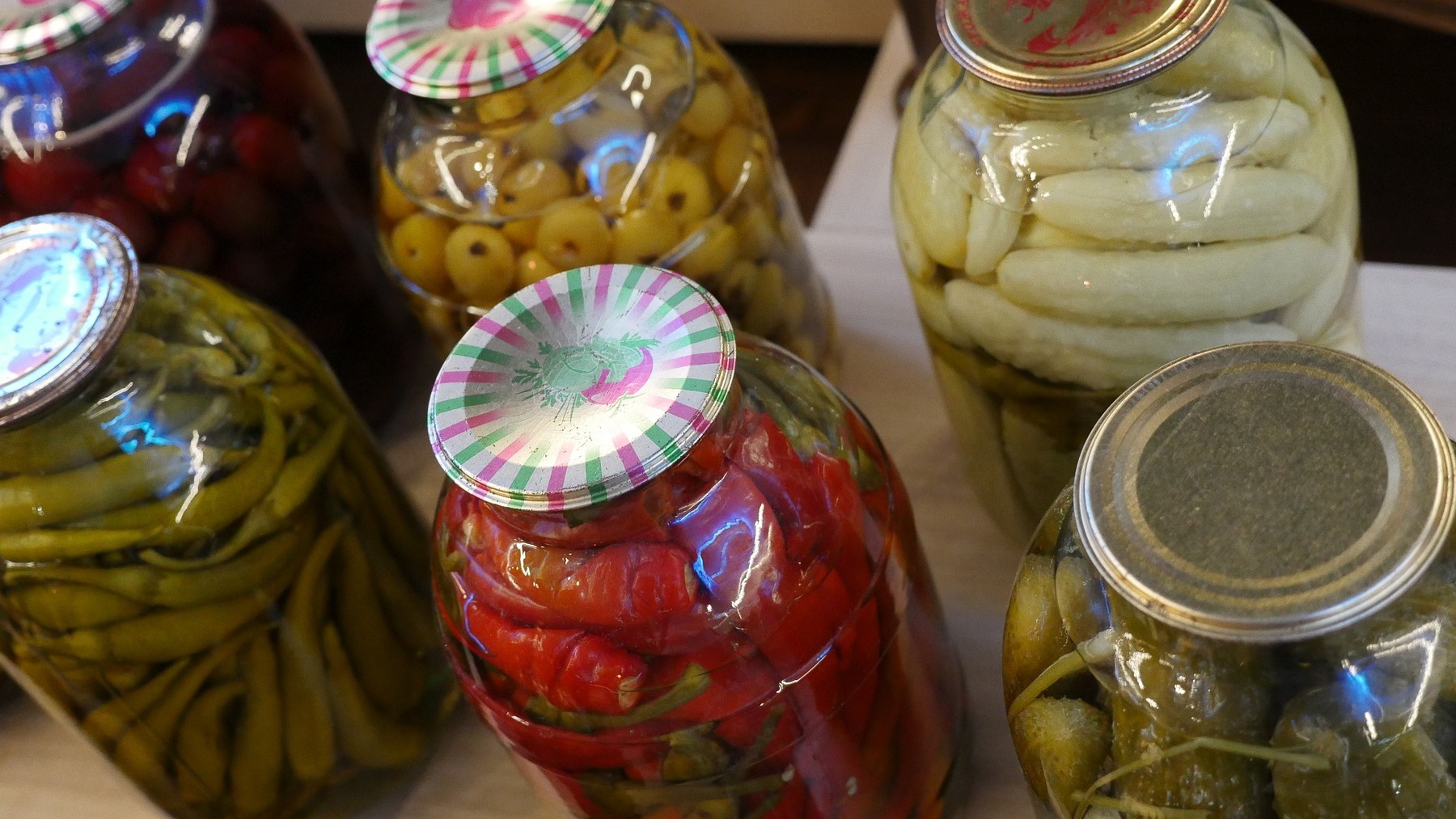 Si ves esto en las tapas de los botes de conserva, tíralos de inmediato