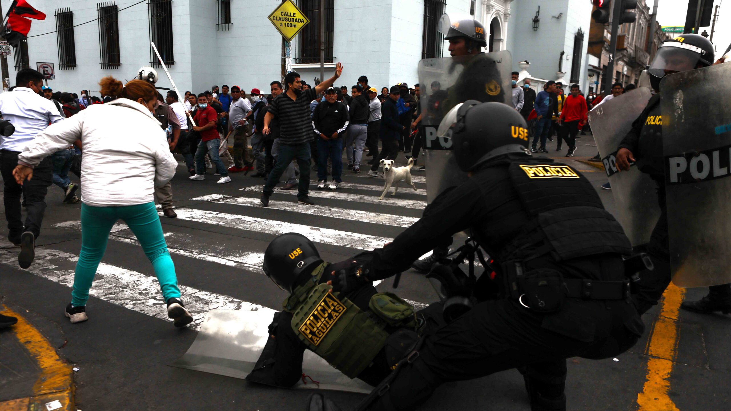 Simpatizantes y opositores de Pedro Castillo  causan disturbios frente a su centro de arresto