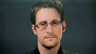 Snowden jura lealtad a Rusia y recibe pasaporte