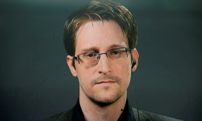 Snowden jura lealtad a Rusia y recibe pasaporte
