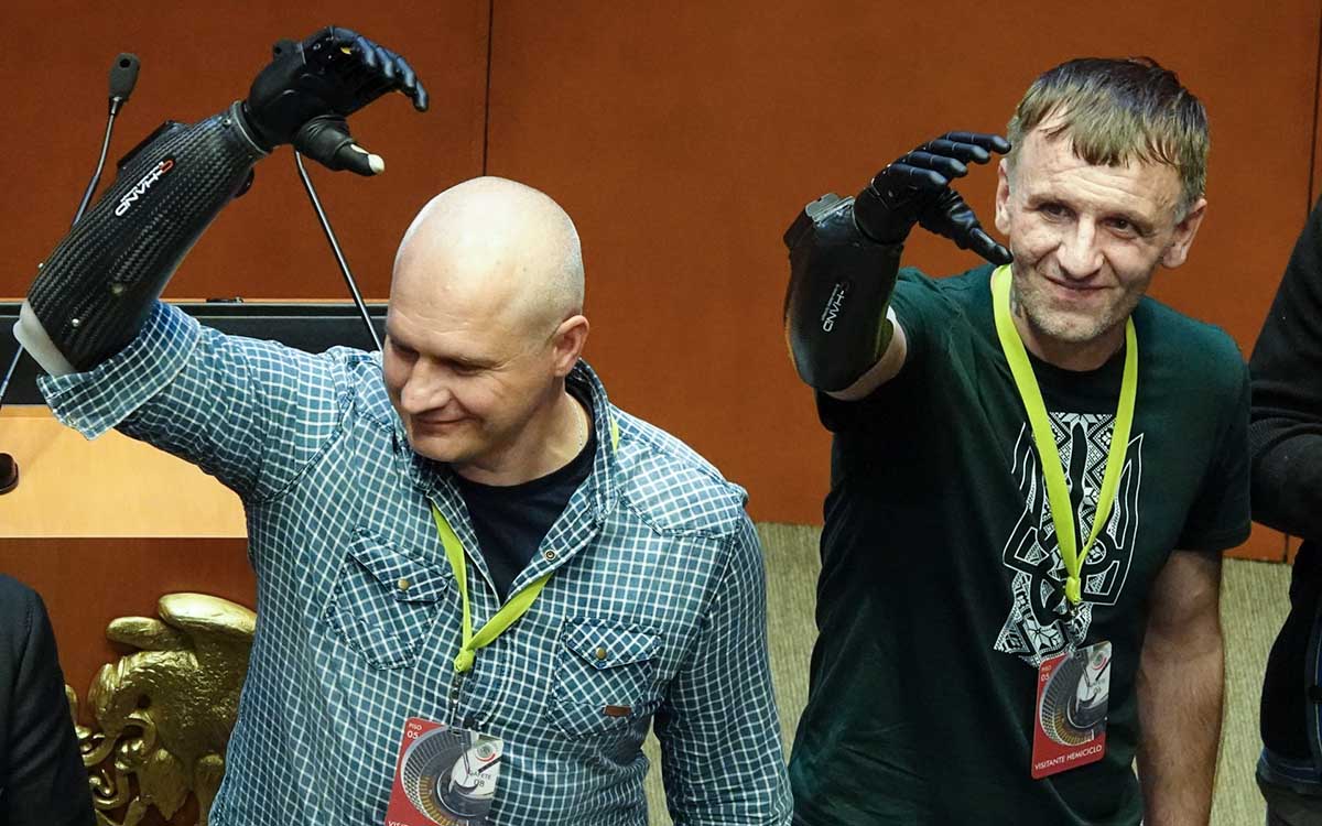 Soldados ucranianos reciben prótesis 'biónicas' en México