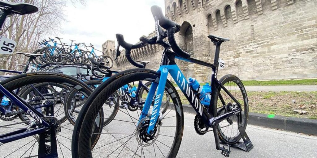 Subasta benéfica para 'Niños contra el cáncer' de la bici de Movistar Team