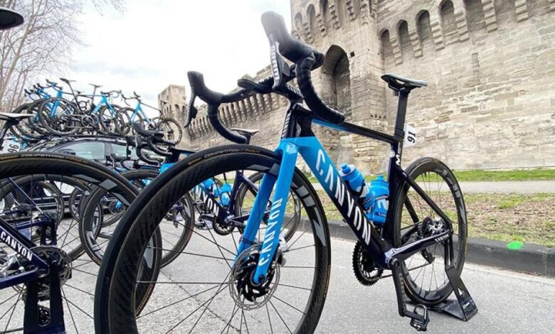 Subasta benéfica para 'Niños contra el cáncer' de la bici de Movistar Team