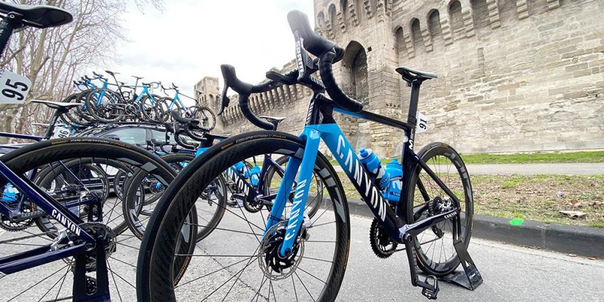 Subasta benéfica para 'Niños contra el cáncer' de la bici de Movistar Team