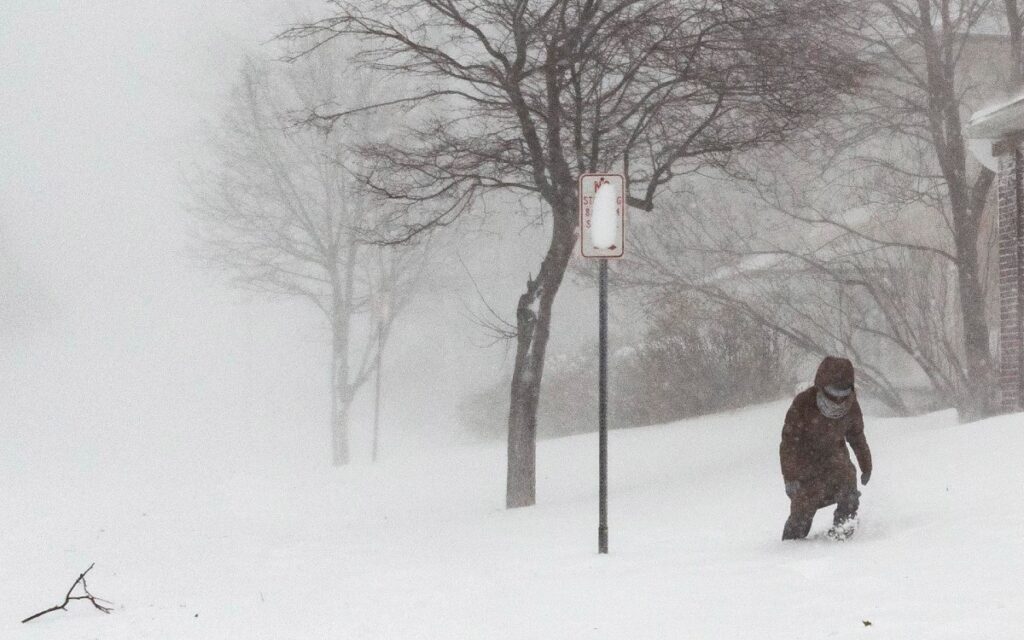 Sube a más de 60 el número de muertos por tormenta invernal en Estados Unidos