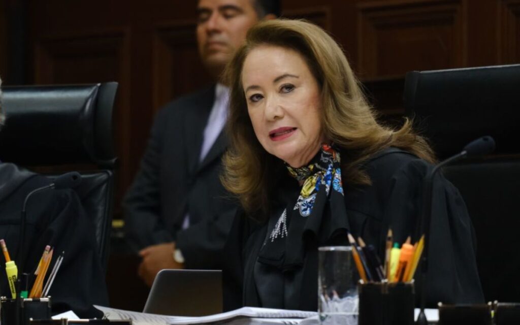 Suma ministra Esquivel otra carta a su favor, pero no refuta plagio