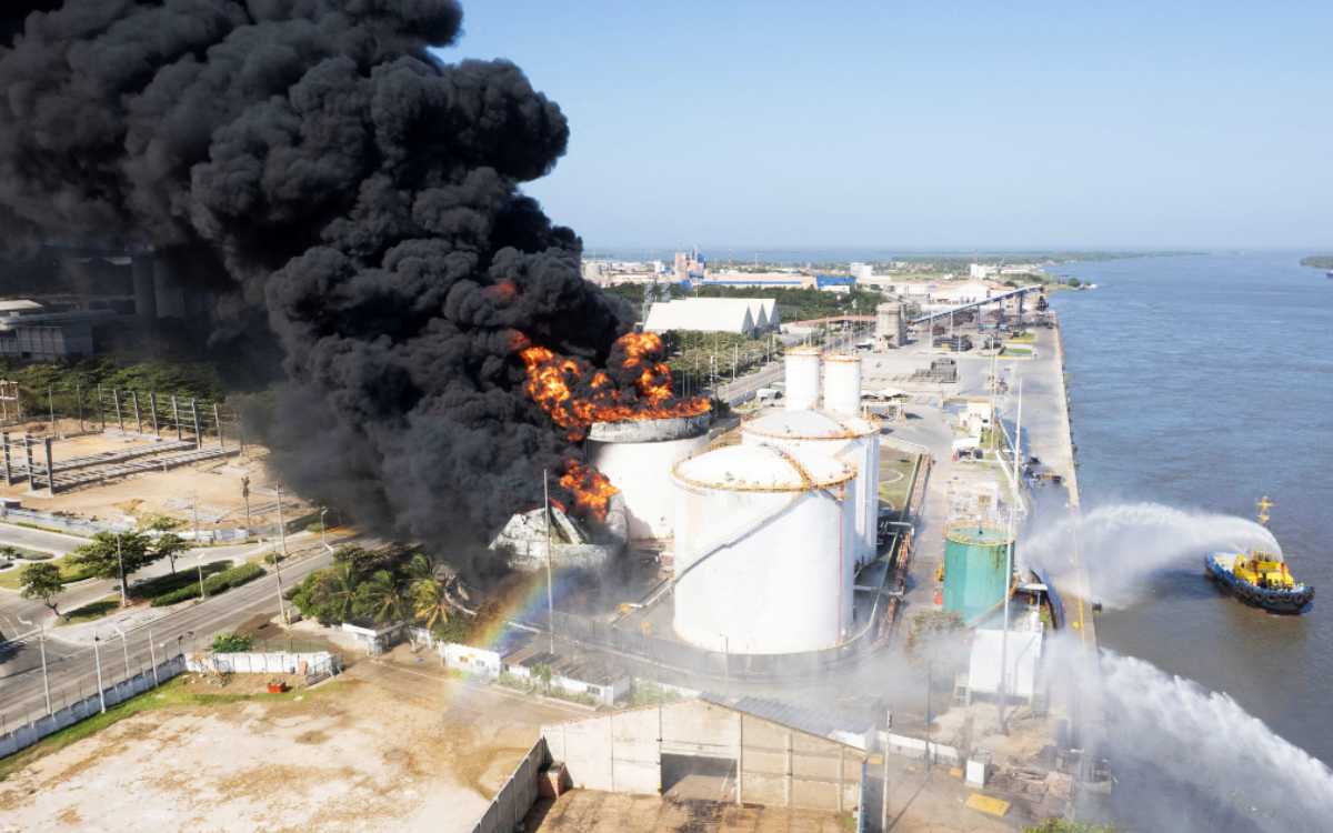 Tanque de combustible explotó en Colombia; un bombero murió