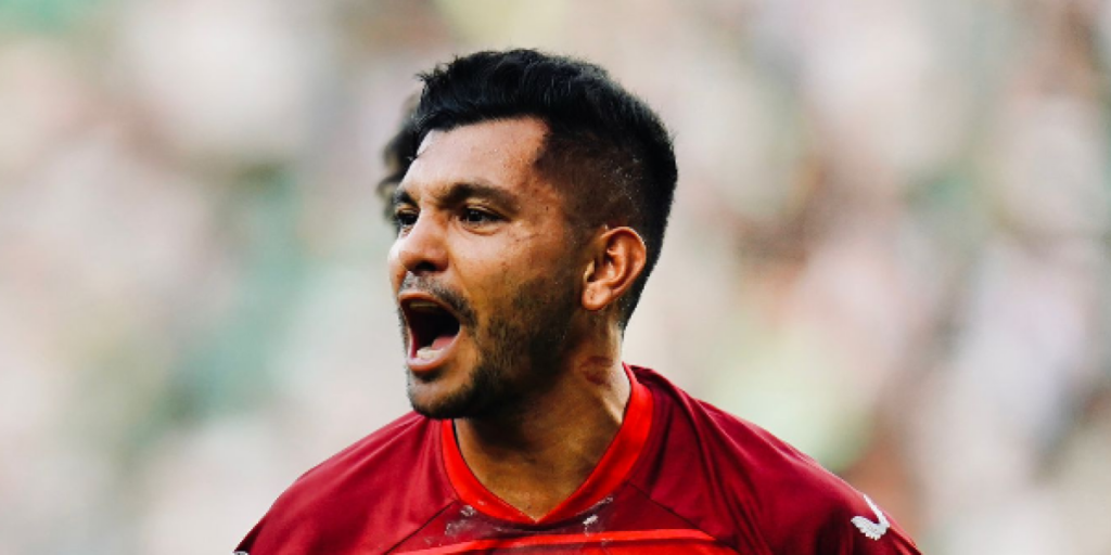 Tecatito Corona da un gran paso y ya toca balón