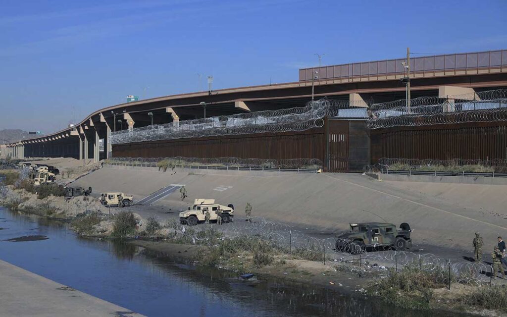 Texas blinda la frontera con México para impedir el paso de migrantes
