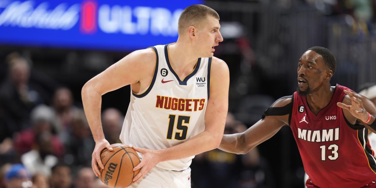 Un Jokic estelar mantiene a los Nuggets en cabeza