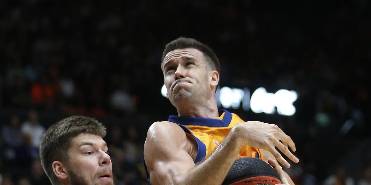 Un Valencia mermado mide su mejoría ante el Madrid y busca acercarse a la Copa