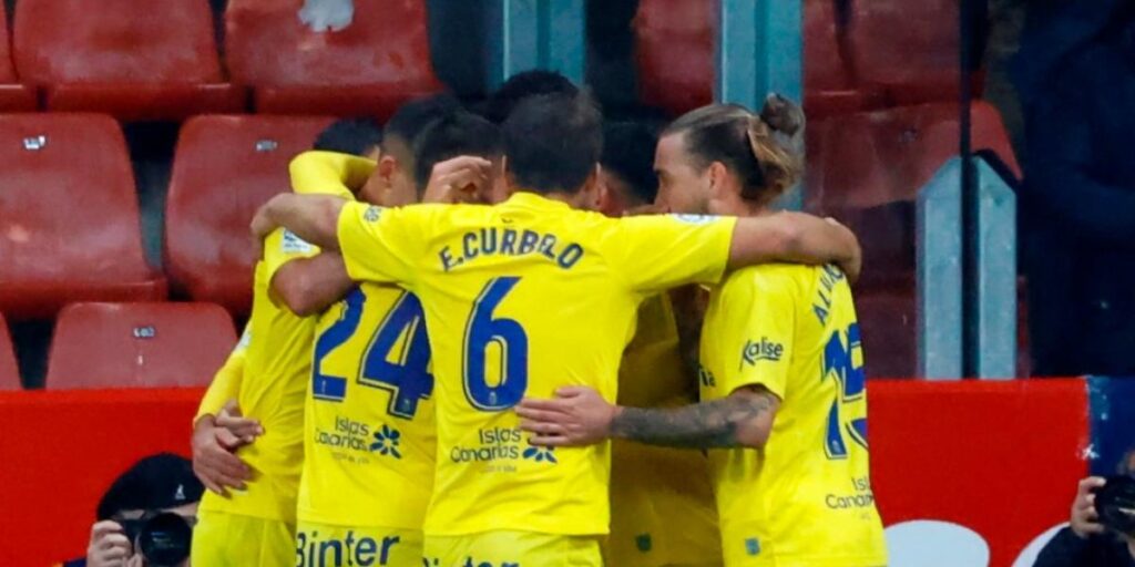 Un gol en propia puerta hace líder al Las Palmas