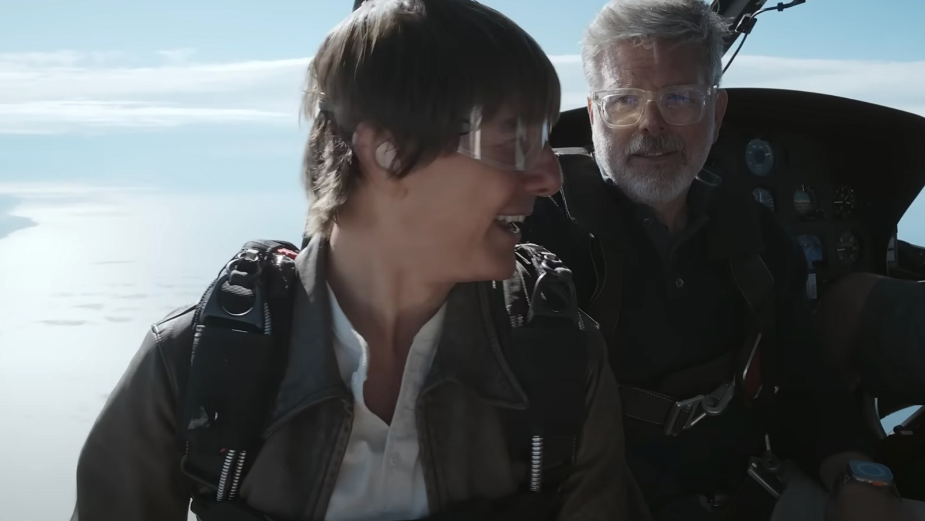 Una felicitación de altos vuelos: la última y arriesgada acrobacia de Tom Cruise en este 2022