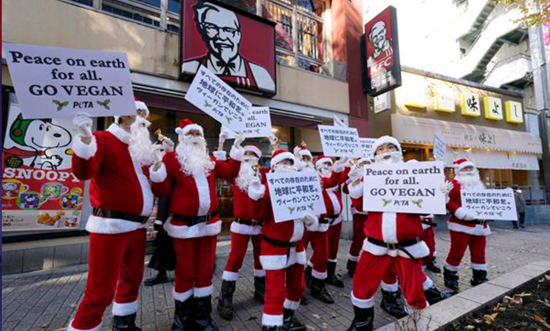 Vestidos de Santa Claus, activistas veganos protestan en KFC