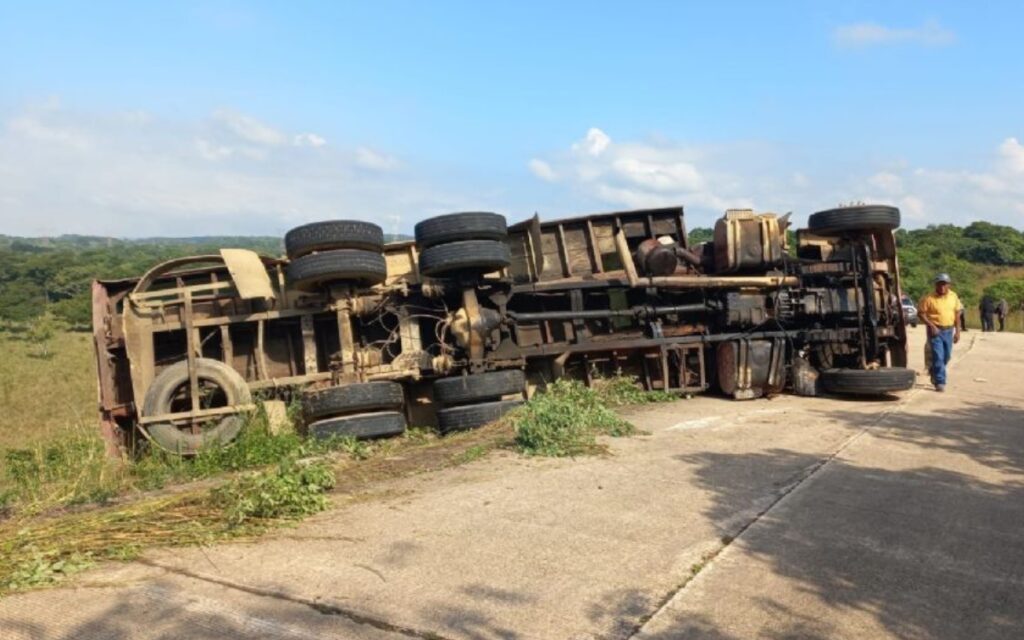 Vuelca camión en Veracruz y deja dos migrantes muertos y 20 heridos