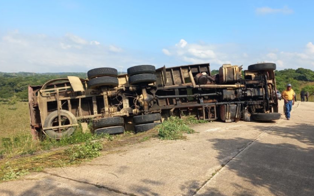 Vuelca camión en Veracruz y deja dos migrantes muertos y 20 heridos