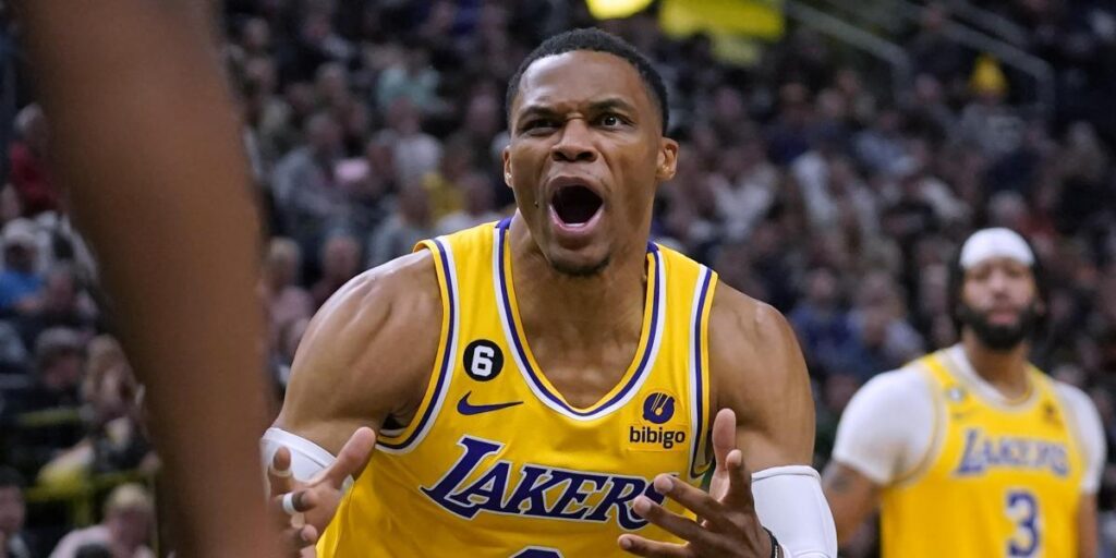 Westbrook desata la locura en L.A.: ¡Dos triples sobre la bocina en un partido!
