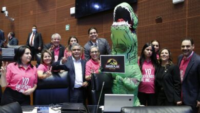 Xóchitl Gálvez se disfraza de dinosaurio para discutir la reforma electoral