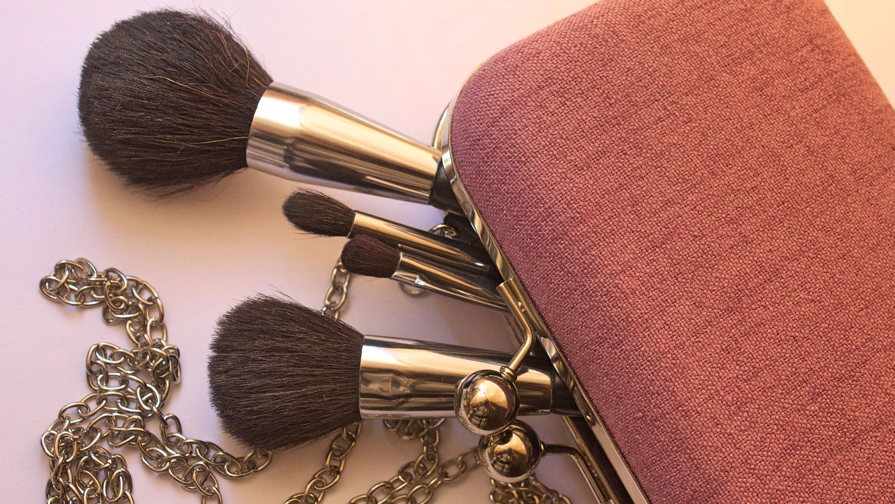 así es el truco del alcohol para limpiar las brochas