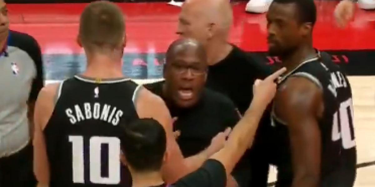 ¡El entrenador de los Kings entra a la pista a buscar al árbitro!