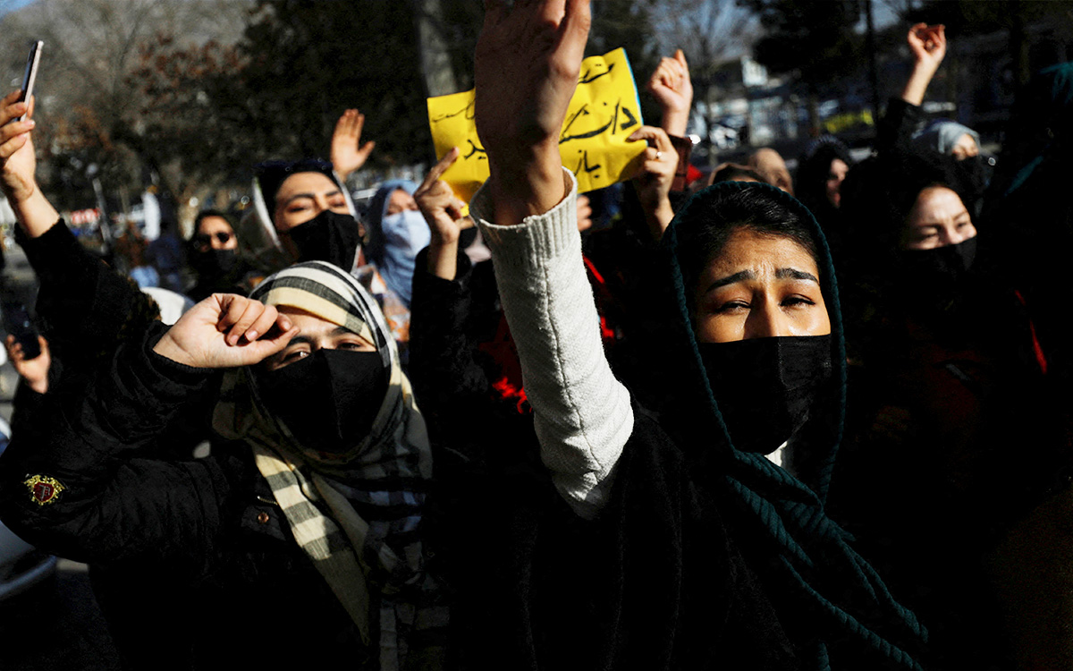 ¿Cuándo podrán regresar a la escuela las mujeres de Afganistán?