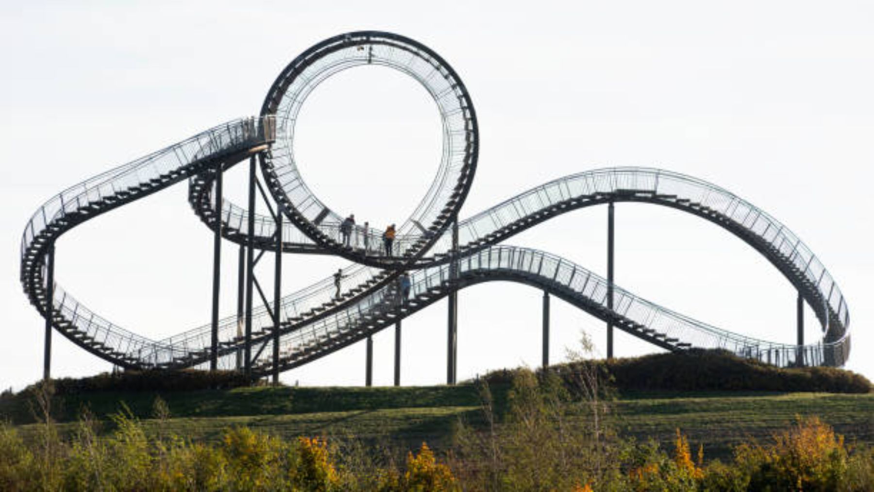 ¿Pasear a pie por una montaña rusa? Esta atracción te va a dejar sin palabras
