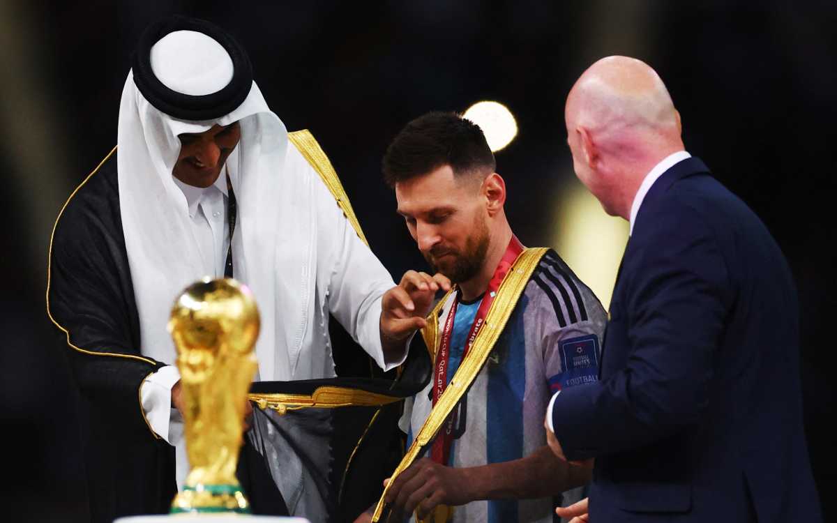 ¿Sabes qué es un bisht? Messi levantó la copa con esta capa