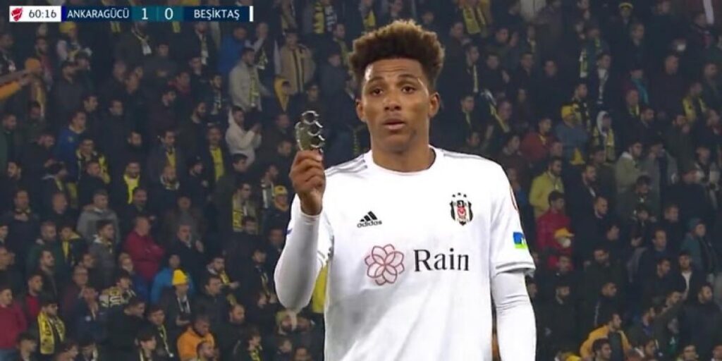 ¡Lanzan un puño americano en la Copa Turca!