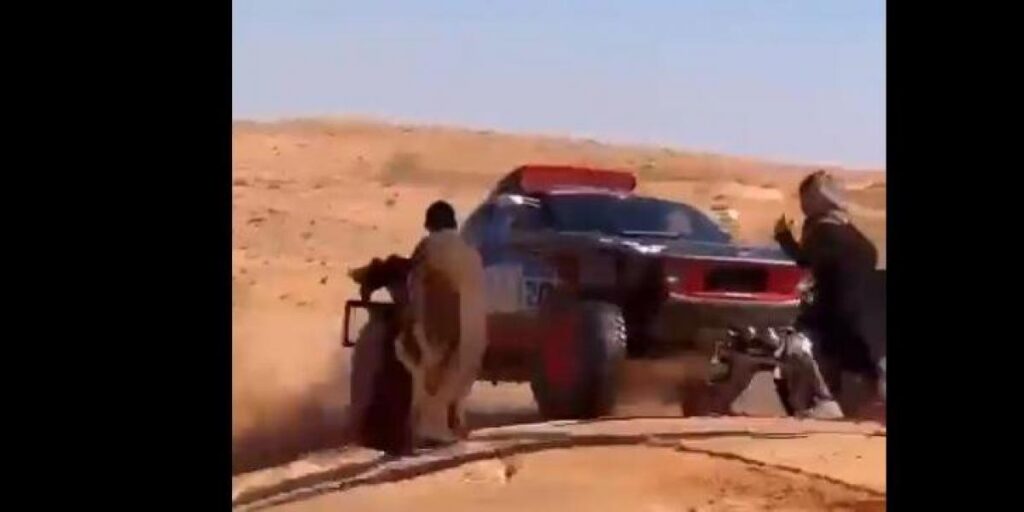 ¡Peterhansel casi se lleva a tres personas mal colocadas por delante!