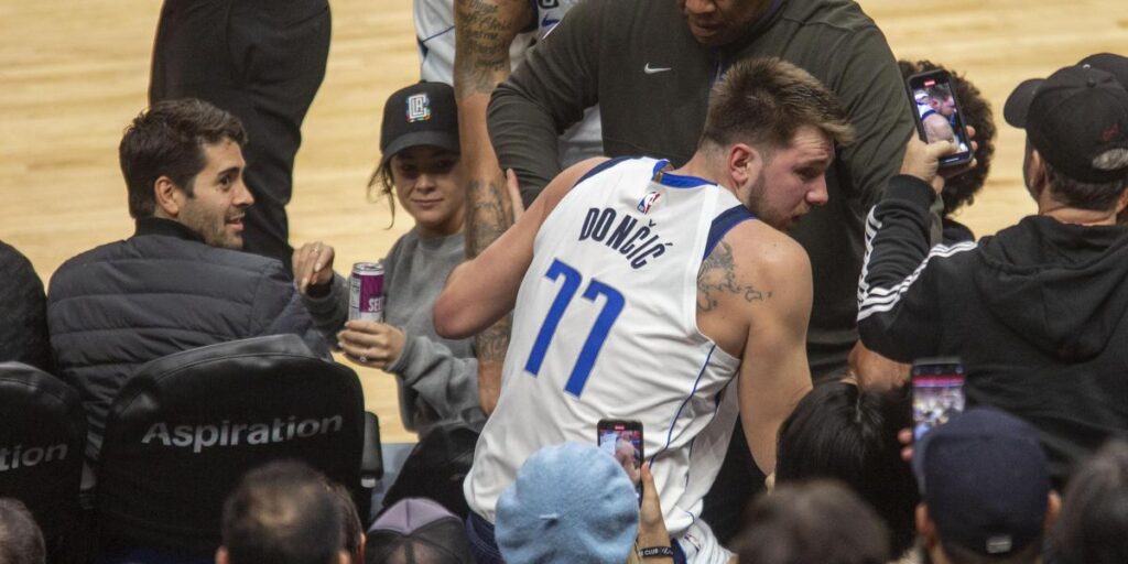 ¿La NBA o 'Slam Dunk'? La bestial caída de Doncic fuera de la pista