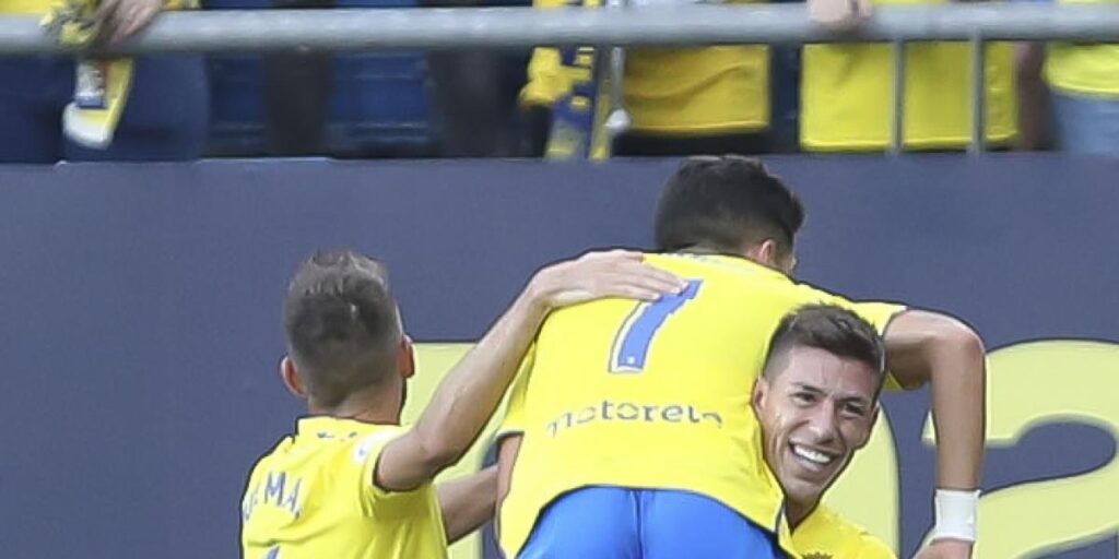 0-1: Se adelanta el Cádiz en Valencia con un gol de Rubén Alcaraz