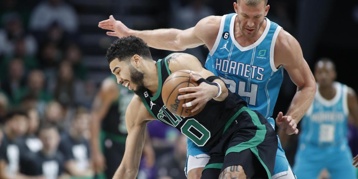 118-130: Charlotte se rinde al talento de Tatum (51)