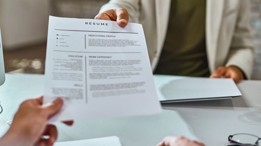 Expertos explican si deberías añadir creatividad a tu currículum laboral