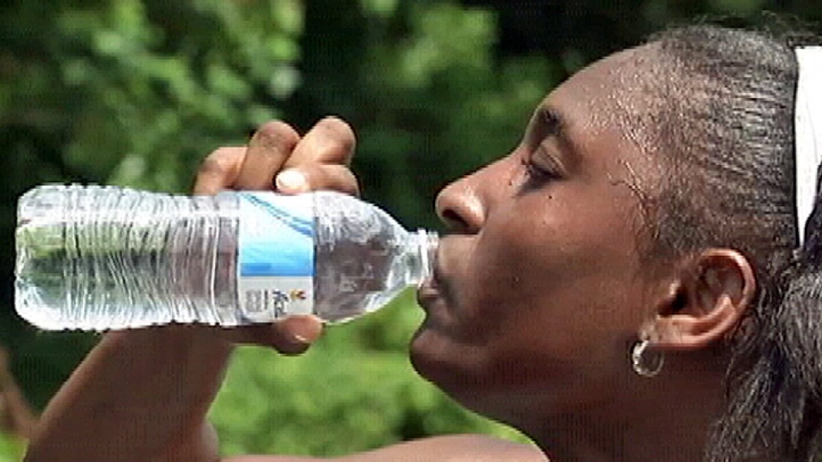 Podrías envejecer más rápido si tienes una mala hidratación, según estudio de 25 años