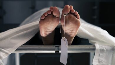 encargada de una funeraria y su madre vendían cadáveres sin el permiso de las familias