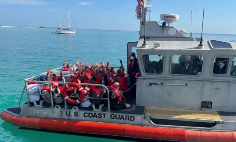 Guardia Costera trasladará a más de 330 migrantes que llegaron en balsa a parque nacional