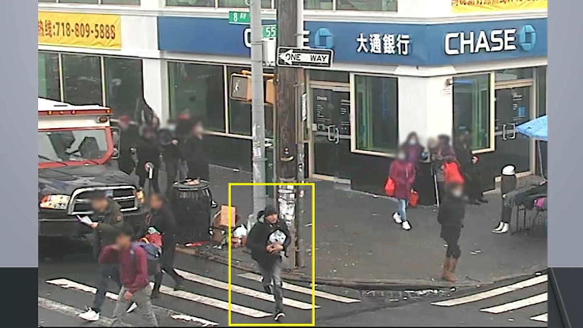 Roban $300,000 de camión afuera de banco en Brooklyn