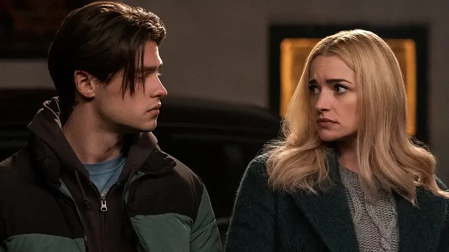 Felix Mallard como Marcus Baker Brianne Howey como Georgia en el episodio 210 de Ginny Georgia Felix Mallard como Marcus Baker Brianne Howey como Georgia en el episodio 210 de Ginny Georgia