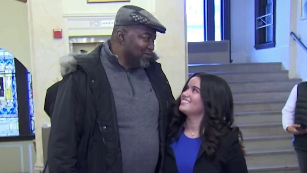 Paramédica salva la vida de pastor durante boda