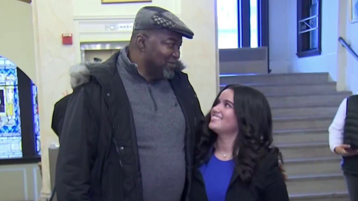 Paramédica salva la vida de pastor durante boda