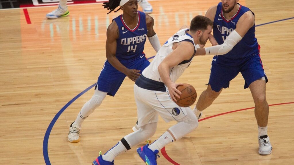 Clippers doblegan a los Dallas Mavericks con ayuda de Kawhi Leonard