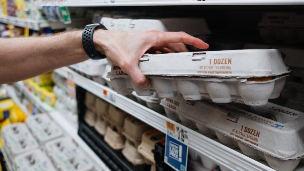 ¿Por qué están tan caros los huevos en Estados Unidos?