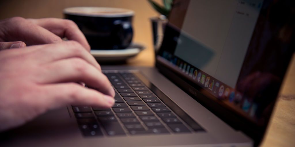 Apple podría deberle $ 395 por su acuerdo con el teclado MacBook Butterfly