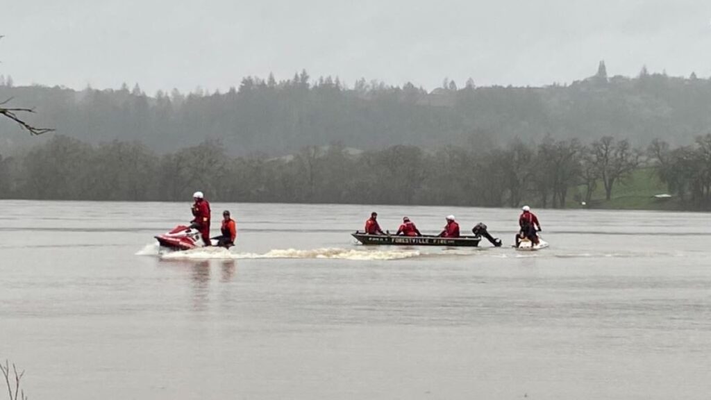 Hallan el cadáver de una mujer dentro de auto sumergido en el agua en el condado Sonoma
