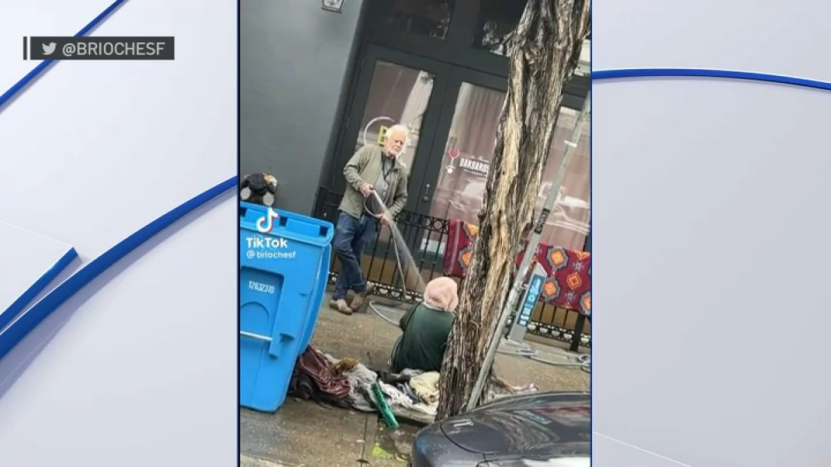rocía con agua a mujer desamparada sentada frente a su negocio en San Francisco