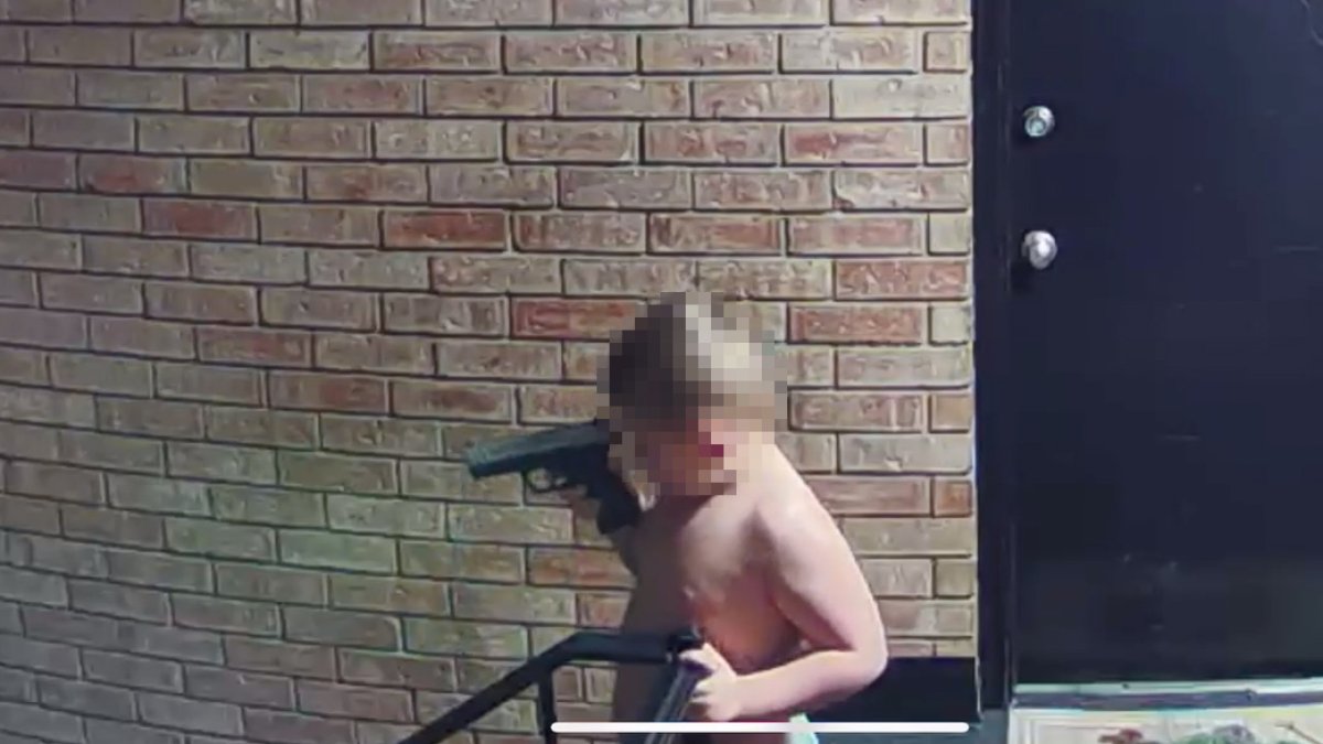 Arrestan a padre de Indiana después de que un menor fue visto con un arma en televisión