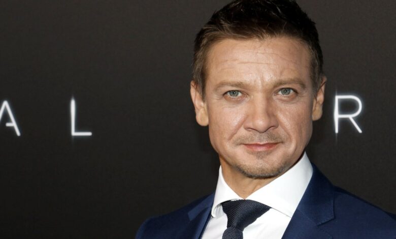 El actor Jeremy Renner sale del hospital tras sufrir mortal accidente